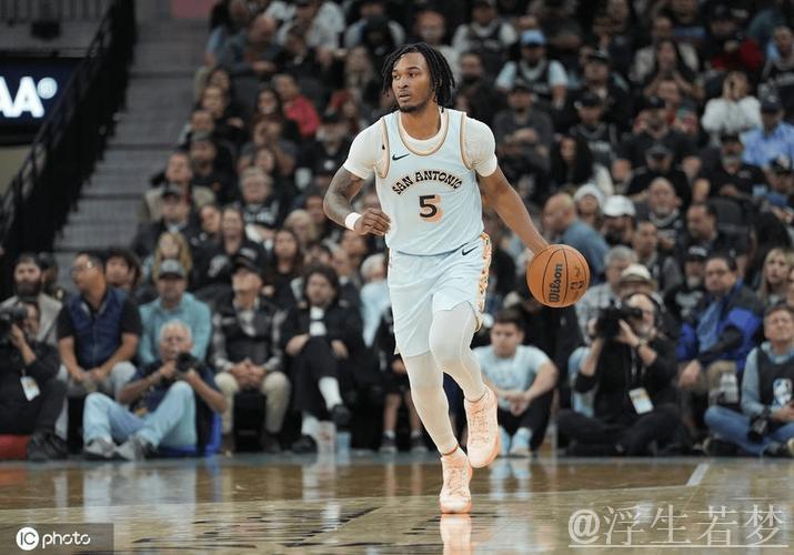 马刺新星斯蒂芬-卡斯尔荣膺NBA年度最佳新秀